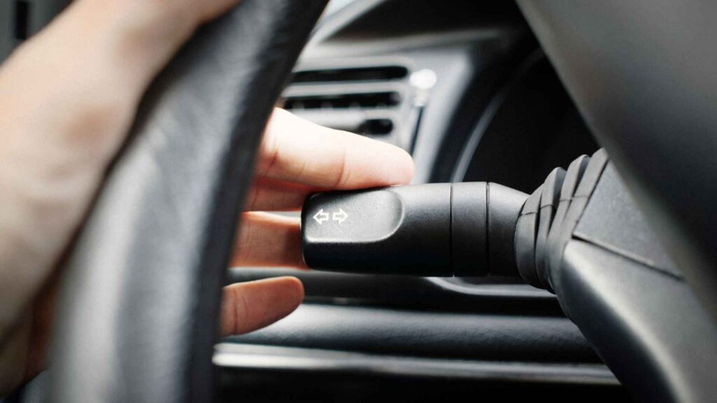 Law in Florida for Using Blinkers When Making a Turn