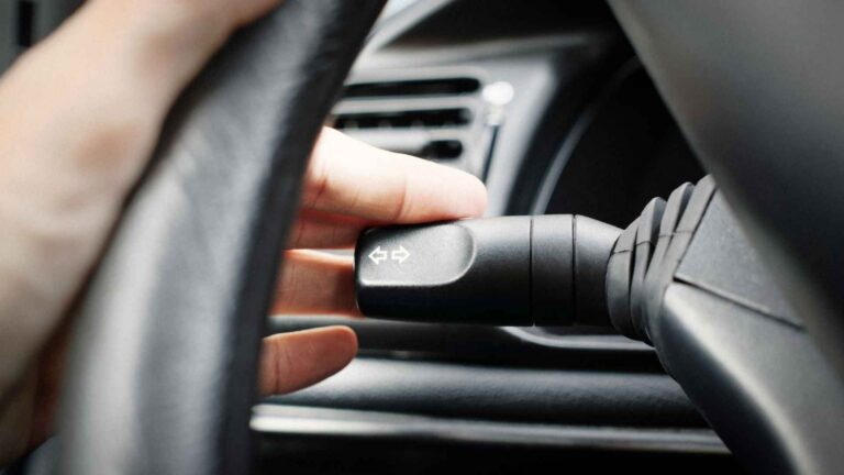 Law in Florida for Using Blinkers When Making a Turn